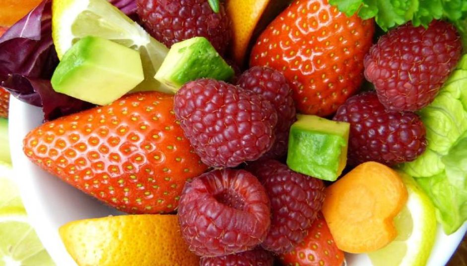 Mangiare frutta e verdura in estate